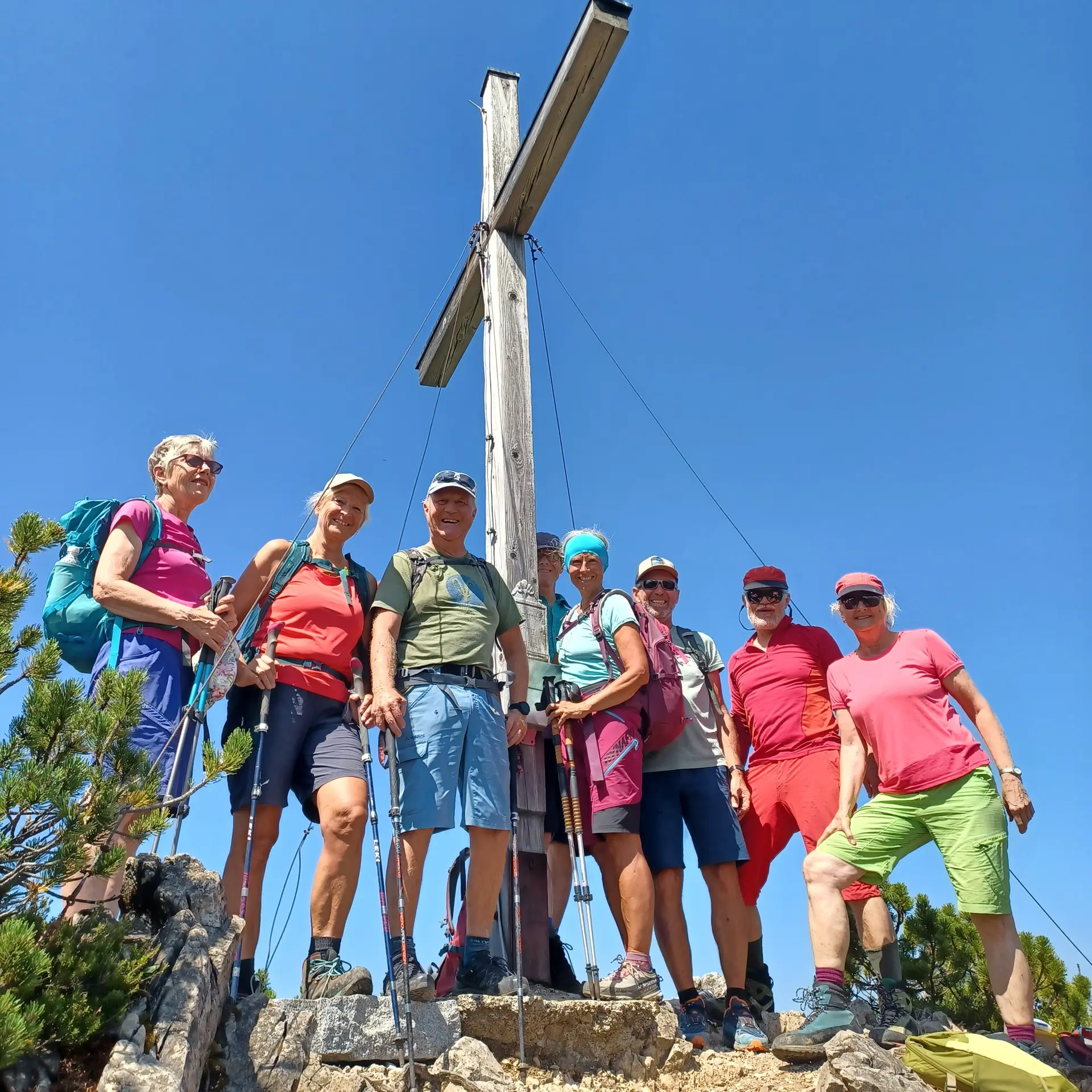 Wandergruppe vor Gipfelkreuz  | © DAV Allgäu Immenstadt 