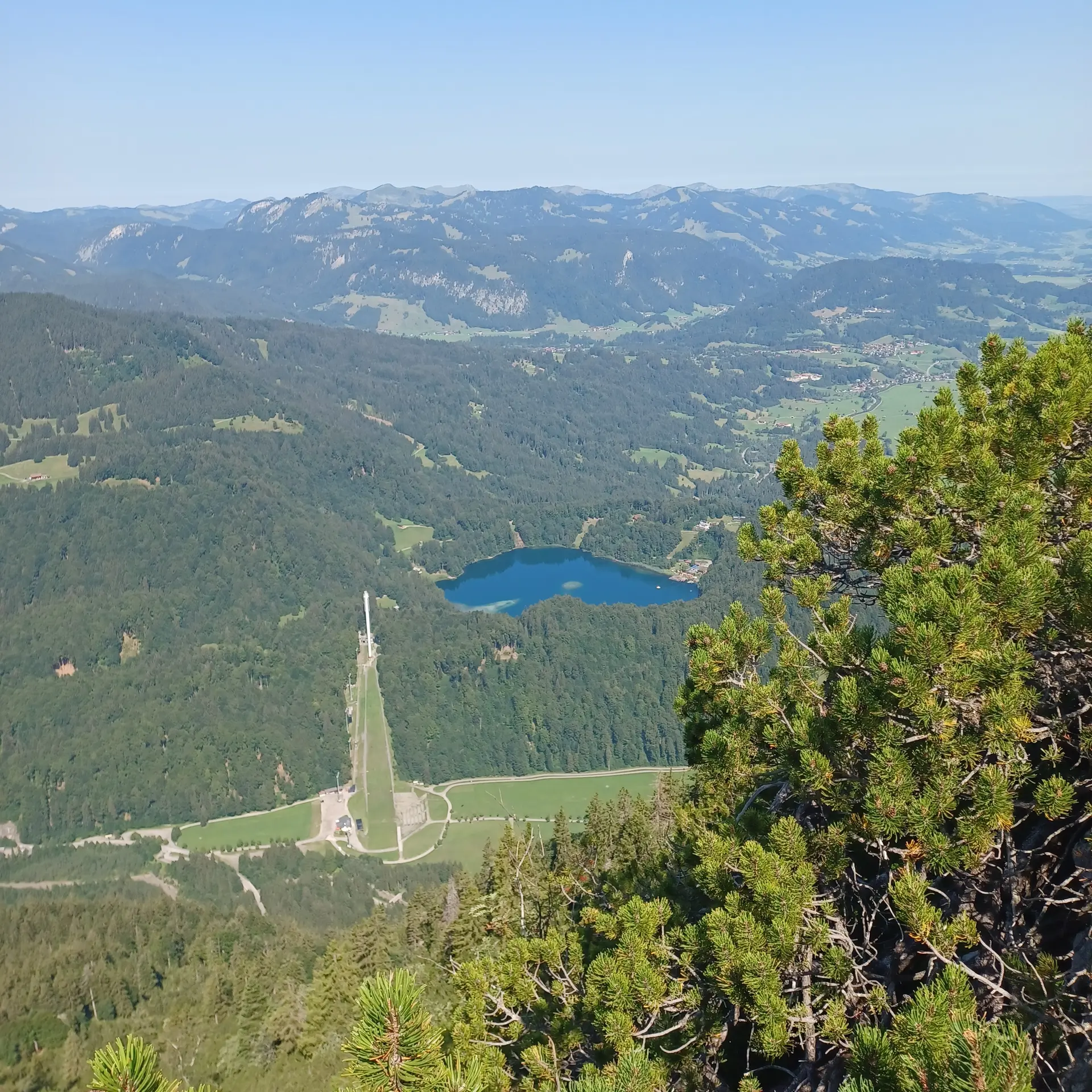 Ausblick auf Wälder und einen See | © DAV Allgäu Immenstadt 