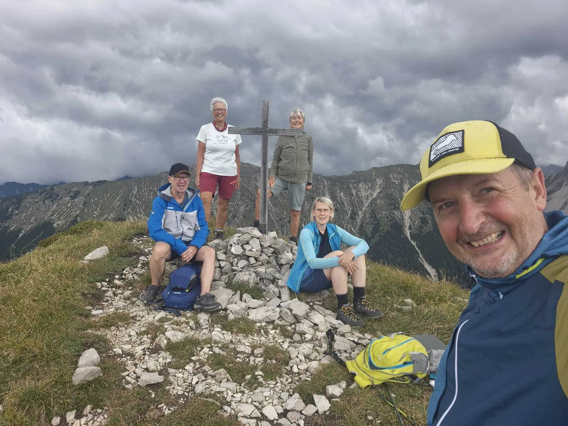 Wanderer sitzen in Wiese am Gipfel  | © DAV Allgäu Immenstadt