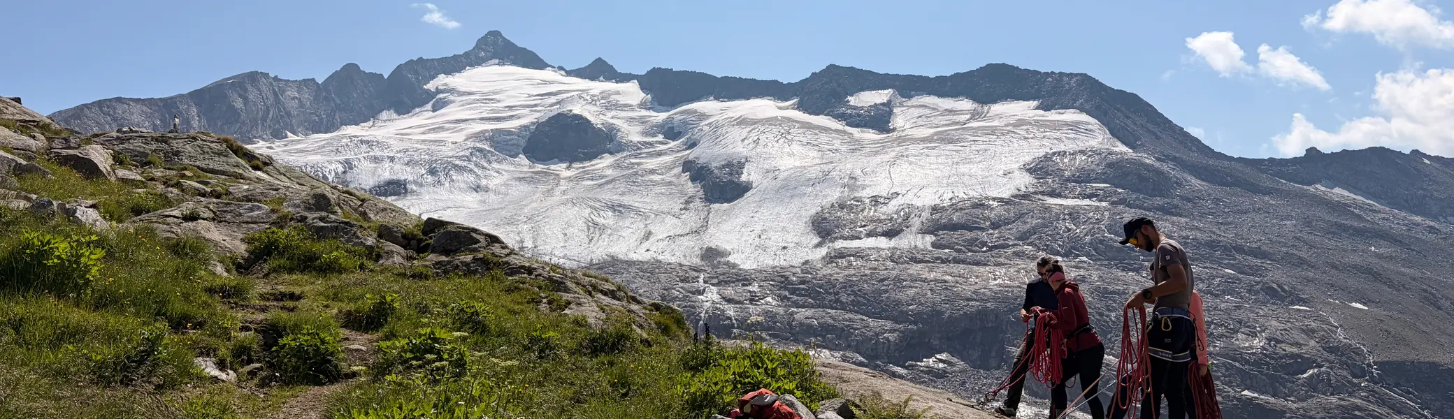 Kletterer stehen am Fels mit Getscher im Hintergrund  | © DAV Allgäu Immenstadt 