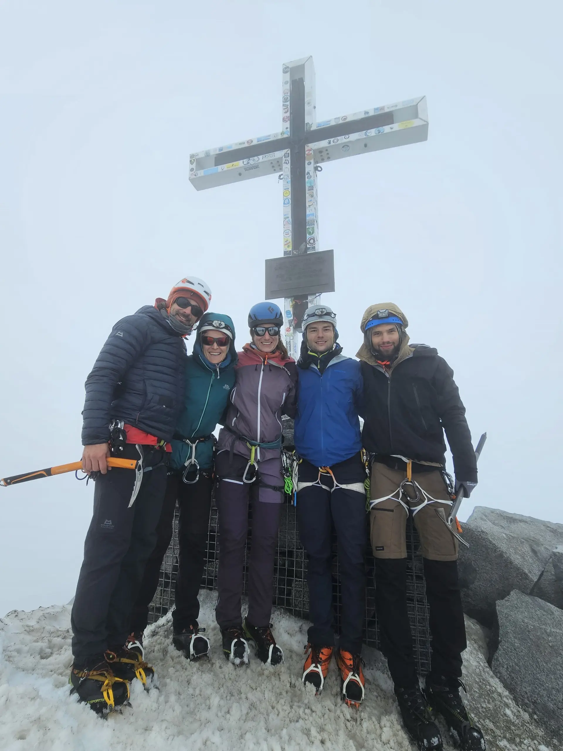 Gruppenbild vor dem Gipfelkreuz mit Nebel im Hintergrund  | © DAV Allgäu Immenstadt 