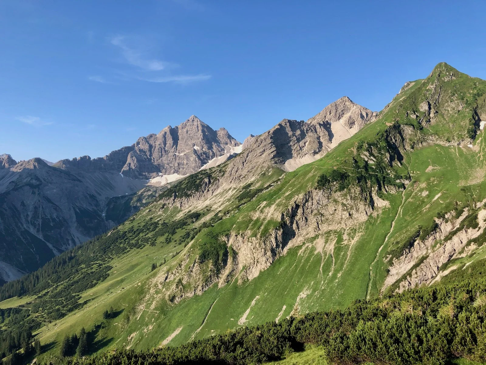Panoramablick zum Hochvogel und dem weiteren Wegverlauf unter der Lärchenwand (Etappe 3) | © Bergparadiese.de · Björn Ahrndt