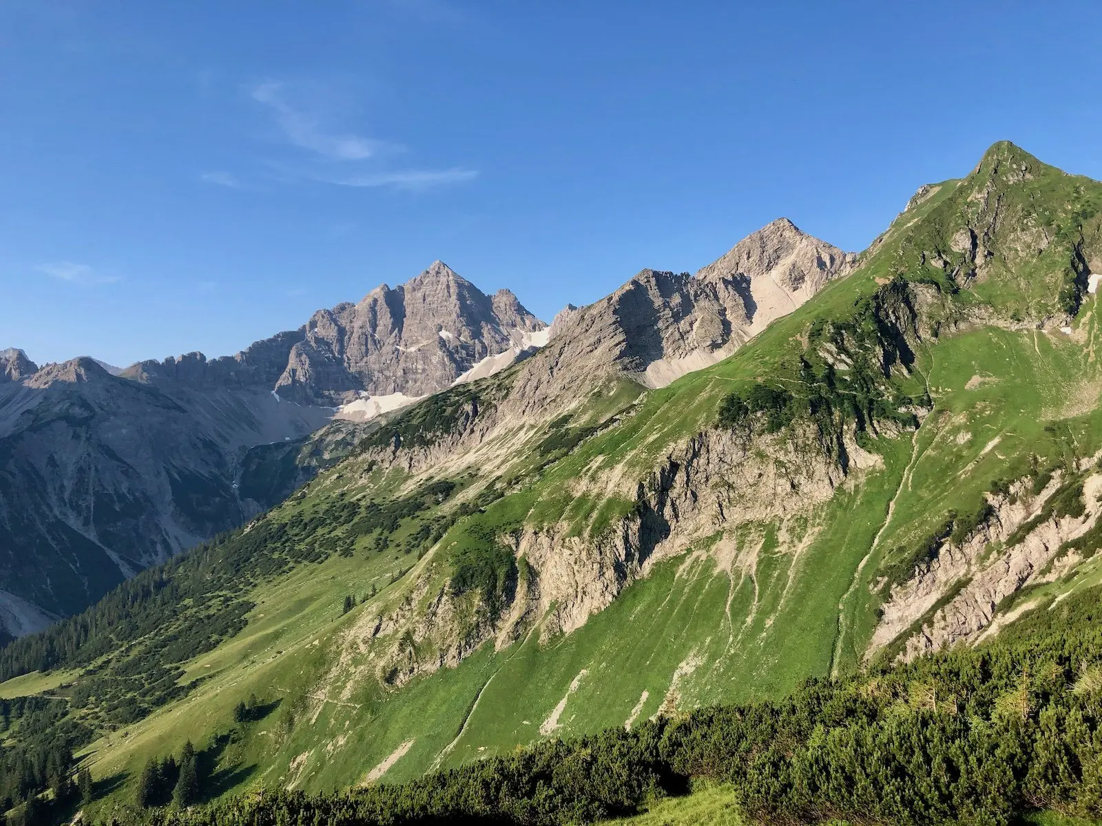 Panoramablick zum Hochvogel und dem weiteren Wegverlauf unter der Lärchenwand (Etappe 3) | © Bergparadiese.de · Björn Ahrndt