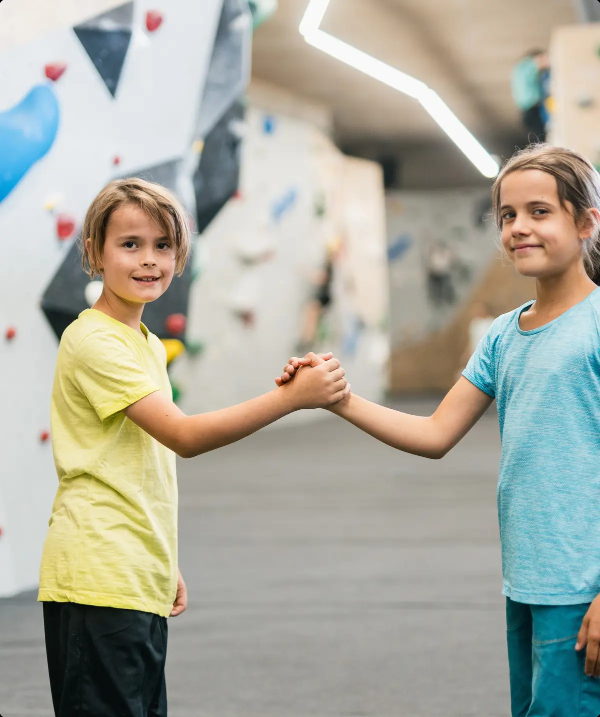 Geschafft! 2 Mädchen freuen sich über ihren Boulderschein | © DAV