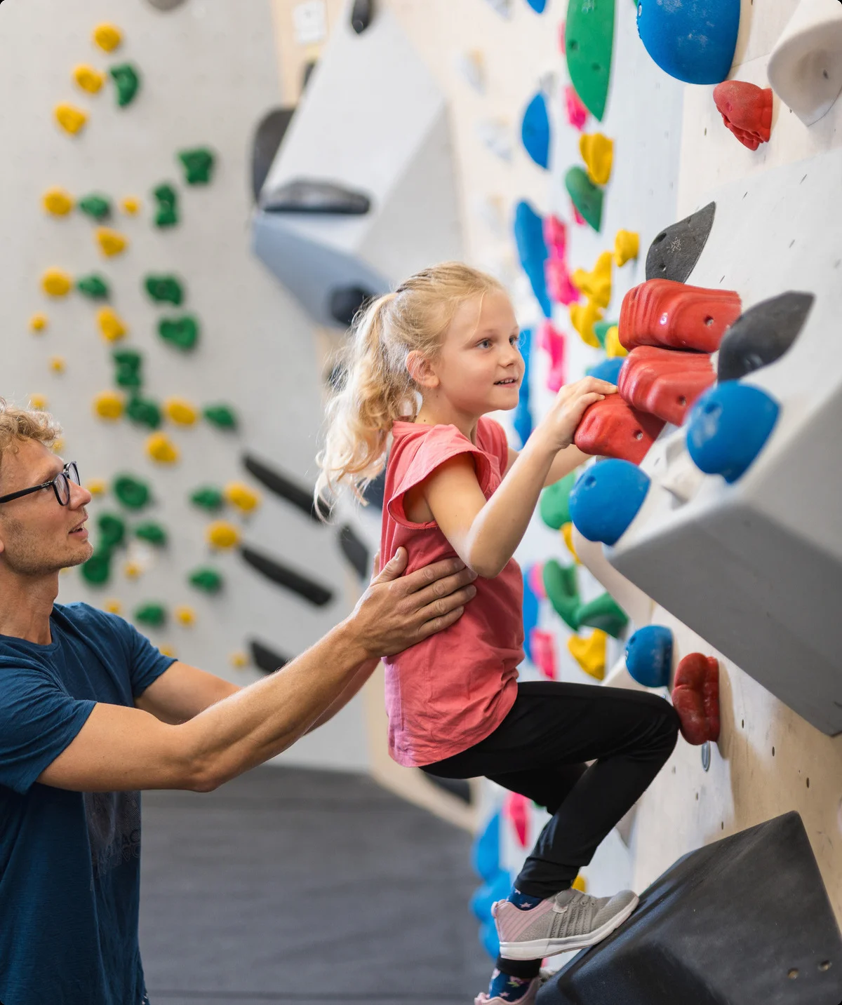 Hilfestellung beim Bouldern | © DAV