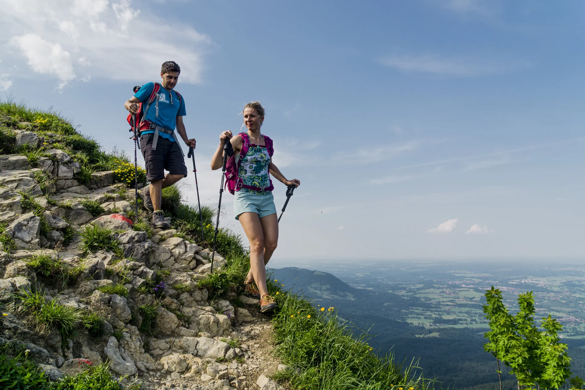 Wandern in den Chiemgauer Alpen | © DAV/Hans Herbig Abstieg: Zwei Wanderer auf den grünen Berghängen der Chiemgauer Alpen | © DAV/Hans Herbig