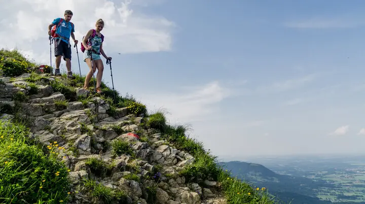 Zwei Wanderer mit Stöcken beim Abstieg | © DAV/Hans Herbig