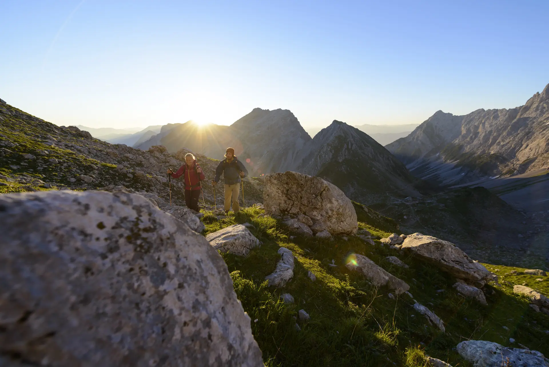 Panoramaaufname von Berggipfeln mit zwei Wanderern | © DAV/Wolfgang Ehn